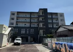 六実駅 徒歩3分◆『鮮魚街道』沿いの新築物件◆1階はスーパー入店予定◆他テナントに影響のある業態不可◆駐車場あり◆