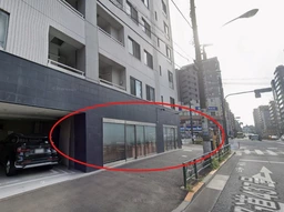 千石1丁目交差点角地　1Fガラス張り店舗外観