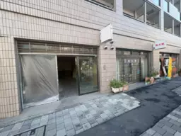 ≪【早稲田 徒歩7分】早稲田通り沿いのガラス張り路面店舗｜スケルトン・グリスト有≫