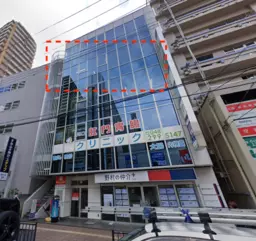 【川口駅東口２分】４階４３.５坪。事務所仕様、バス停目の前。サービス店舗可能【飲食不可】外観