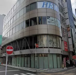 松戸駅 徒歩2分◆西口ロータリー右に曲がってすぐ◆『松戸西口パーキング』目の前で利便性も大◆重飲食も業種により相談可◆外観