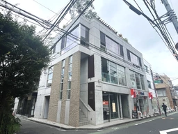 表参道駅徒歩６分、まい泉通り沿いの希少物件です！美容室居抜きでの引き渡しご相談可能！