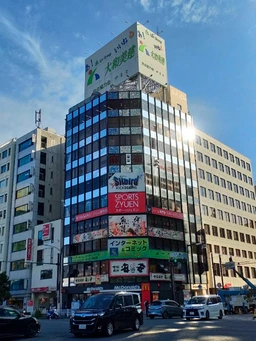 関内駅 徒歩2分◆『不老町』交差点角で視認性抜群◆重飲食は居酒屋系のみ◆窓外側看板掲出可能◆業態ご相談ください◆外観