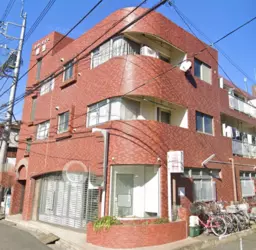 鶴瀬駅東口から直線で徒歩３分の好立地。元歯科の区画です。クリニック、スクール系、事務所、物販店等、ご検討ください。外観