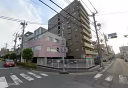 【草加駅６分】１〜３階１２７坪。１階駐車、駐輪。２〜３階クリニック居抜き。交差点角地一棟テナント外観