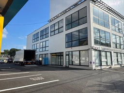 野猿街道/共同駐車場35台＋専用10台程度/用途地域：準住居外観