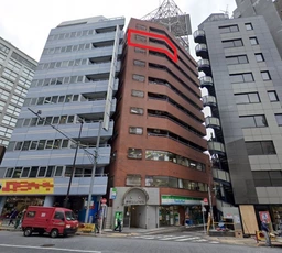 新宿三丁目駅「E6」出口からすぐ／明治通りに面す／内装付き物件【飲食民泊不可】