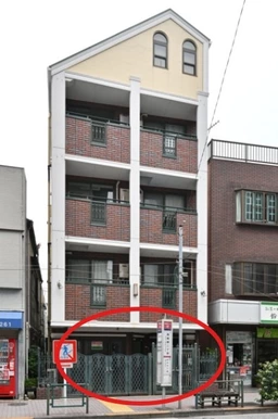 目白通りに面す１F　バス停前　スケルトン店舗　【サービス向き（飲食不可）】外観