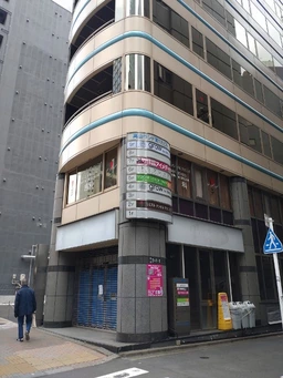 【六本木通り沿い・角地の路面物件】駅や渋谷ストリームを繋ぐデッキ近く、通行量の多いエリアでの路面視認性が期待できます