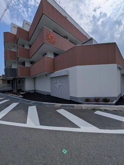 ⚓駐車スペース3台あり(賃料に含む)｜ホスピス隣接1階テナント区画外観