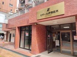 黄金町駅 徒歩7分◆2線4駅10分圏内◆前面ガラス張りで視認性も大◆内装費用一部貸主負担あり◆フリーレント2ヶ月◆外観