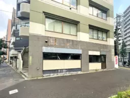 ≪東大前駅 徒歩5分｜1階・90.49㎡｜物販・サービス店舗向け≫