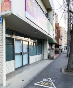 【NS0731】賃料15,000円(税別)　家具付き1階路面区画、甲州街道沿いの視認性◎な立地外観