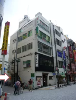 【三鷹駅徒歩1分】専用階段ありの地下1階店舗！約35平米、都市ガス完備で隠れ家レストランやバーに最適外観