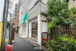 東西線落合駅徒歩2分。東中野区剣通りと早稲田通りが交差する角地路面店舗！外観