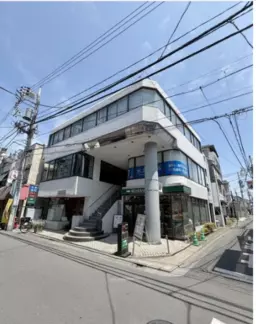 【京王線上北沢2分♪】主要採光⾯！ガラス張りが映える角部屋２階スケルトン。クリニック・サロン、スクールに最適（飲食不可）外観