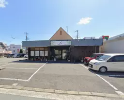 駐車場付き店舗外観