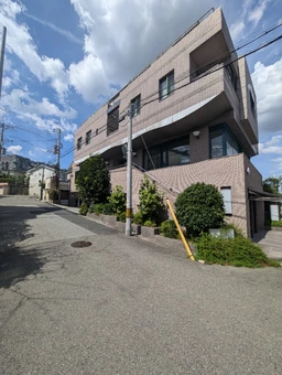 🌳芦屋川畔に近い閑静な住宅街の角地｜2F 専用階段あり外観
