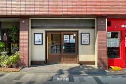 パレ・エテルネル 107号室　新宿御苑前駅から徒歩5分、新宿通り沿いの1階路面で食堂の居抜き物件が出ました。外観