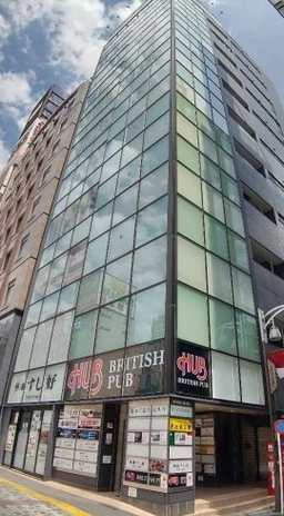 【HS0813】新宿駅徒歩4分。靖国通り沿いに隣接し、モア４番街通りから正⾯に⾒える好⽴地2,544,795円(税込)外観