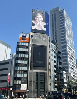 外苑前駅から徒歩5分、南青山三丁目交差点の角地で視認性◎！外観