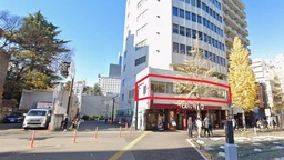 新宿三丁目駅「E1」出口からすぐ／明治通りに面す／前面ガラス張りの事務所仕様物件【飲食不可】