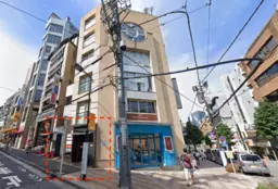 【麻布十番駅２分】地下１階２５.４坪、割烹料理店居抜き。店舗入り口は１階、天井梁下3，5mあり。ペット関連、重飲食可能。外観