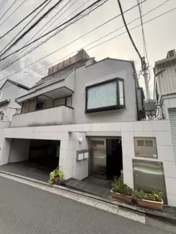 ≪明治神宮前駅 徒歩6分｜B1-1階・136.77㎡｜店舗事務所≫外観