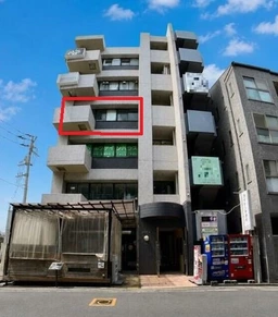 越谷駅 徒歩1分／西口ロータリー線路沿いに進んですぐのスケルトン物件／隣地コンビニあり【飲食不可】外観