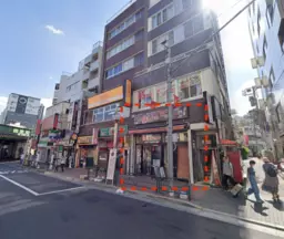 【大久保駅１分、新大久保駅３分】１階１５坪。天井高さ３m以上あり。スケルトン渡し。臭い煙の強い業種、重飲食不可