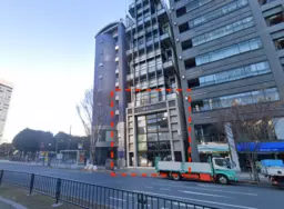 【青山一丁目駅２分、外苑前駅３分】１〜２階98坪、天高１階４m２階２.８m。全面ガラス面。軽飲食可能、重飲食不可
