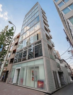 白金台駅徒歩2分、プラチナ通り沿い路面店舗物件！前面ガラス貼りで視認性抜群です！外観