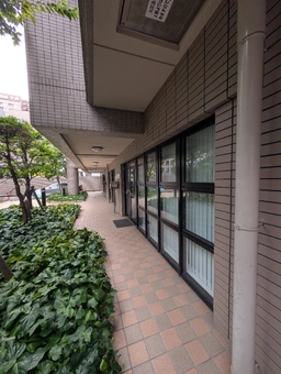🌳緑豊かな公園が目の前にある1階路面事務所｜サンノミヤ南エリア