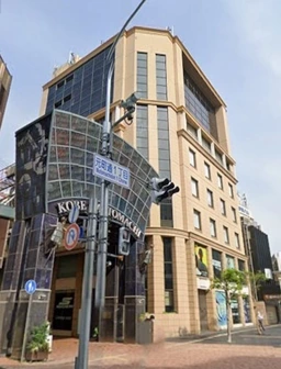 観光客で賑わい人通りの多い元町商店街の入り口角地に建つビル３階。物販店舗にお勧めですが、業種は応相談です。