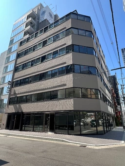 本町駅至近、セットバックされた角地ビルの地下店舗募集開始。重飲食可、何商でも相談可です。