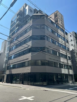 本町駅至近、人気エリアの路面店舗募集開始。セットバックされた角地ビルで視認性良で間口も有り。
