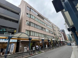 JR蒲田駅と京急蒲田駅との間に立地する塾可能なビル外観