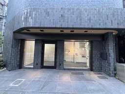 蔵前駅徒歩1分。レジデンス1階路面区画外観