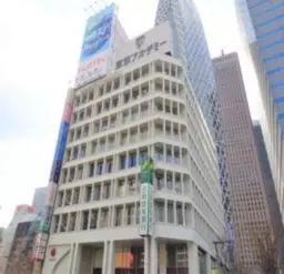 ■新宿西口駅 徒歩5分 3F 現況:事務所仕様物件 【飲食不可】外観