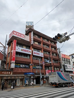 1号線沿いの視認性のあるビルの3階店舗外観