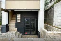 シプレ南青山　南青山にて約8坪のコンパクト店舗。地下1階でも視認性良好！ほぼ1階感覚の店舗区画外観