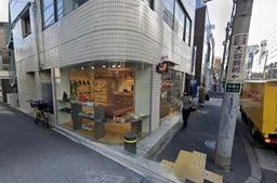 表参道駅徒歩5分！骨董通り沿い角地の全面ガラス張り1階店舗18坪。物販向・飲食不可