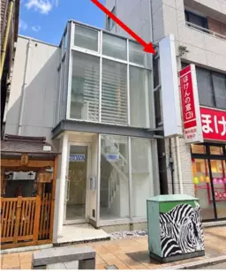 綱島駅徒歩1分の好立地物件です！全面ガラス張りで視認性◎希少な2階建ての一棟店舗です！外観