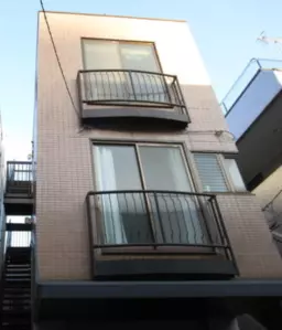 渋谷駅 徒歩10分 1F〜3F 現況:その他 その他居抜きなど物件　　小型車用ですが駐車場付きです!　事務所・教室外観
