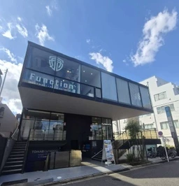 ■自由が丘駅徒歩3分｜2階ガラス張り区画（90.57㎡）｜物販・美容・ウェルネス向け業種相談】外観