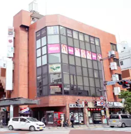 北浦和駅　交差点角　1階日高屋のビル外観