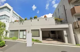 【高田馬場駅東口6分、西早稲田駅5分】１階４６.９５坪。諏訪通りに面する。動物病院居抜き【飲食不可】外観