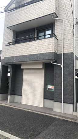 高田駅 徒歩2分 1F 内装は事務所仕様。業種応相談 【飲食不可】外観