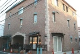 明治神宮前駅 徒歩8分 B1F 現況：パーソナルジム 【店舗・事務所可】【飲食・美容室・ネイルサロン不可】外観