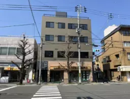 近隣に世界遺産下鴨神社・有名みたらし団子店　外観